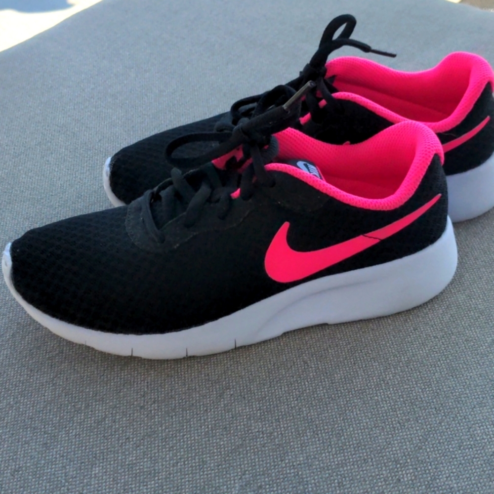 Nike Girls Tanjun Shoe. Worn once size 3.5